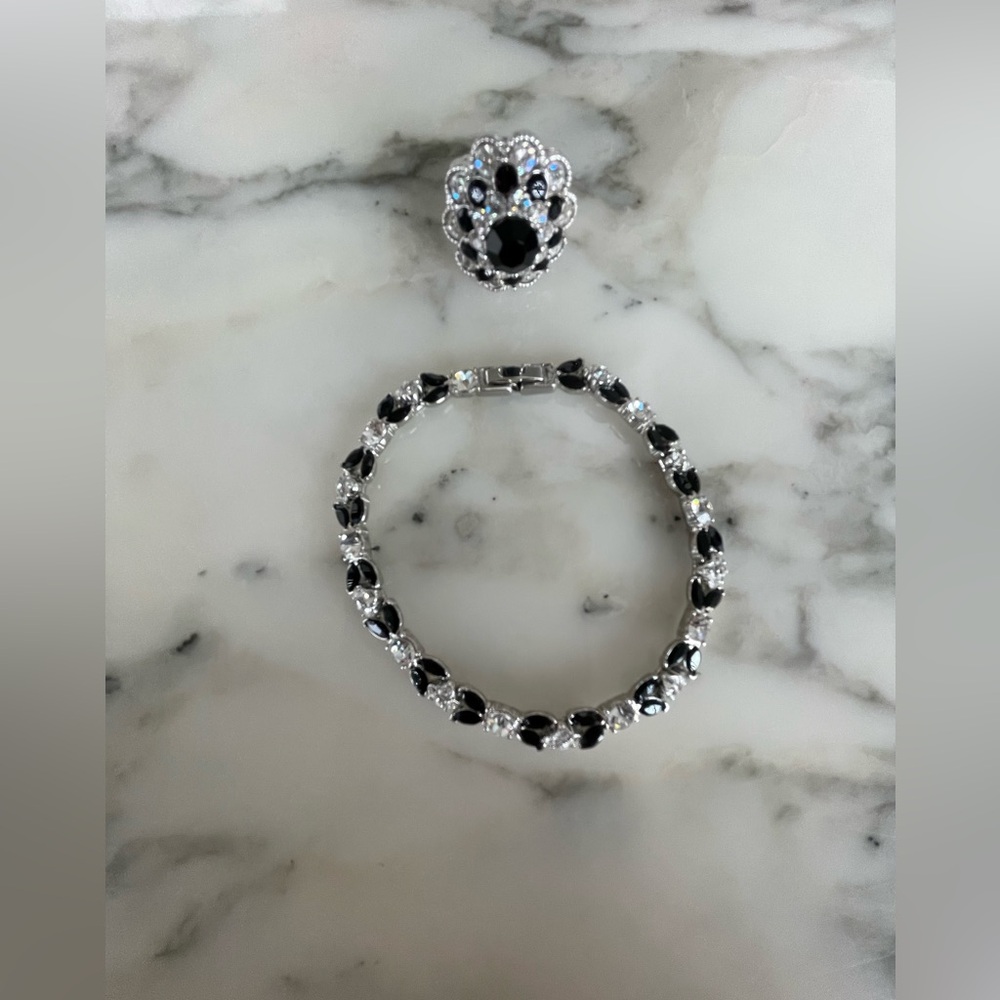Chic Black and Silver Bracelet and Cocktail Ring set with Floral Design - Picture 2 of 3